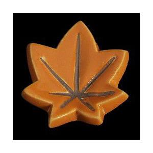 瀬戸赤津焼帯留め飾り　華畑シリーズ　瀬戸物　陶器　もみじ　柿色　日本製　通常の帯〆でも使用可能な幅広金具使用