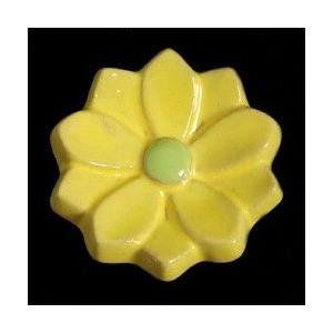 瀬戸赤津焼帯留め飾り　華畑シリーズ　瀬戸物　陶器　福寿草　黄色　日本製　通常の帯〆でも使用可能な幅広金具使用