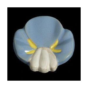 瀬戸赤津焼帯留め飾り　華畑シリーズ　瀬戸物　陶器　あやめ　藤色　日本製　通常の帯〆でも使用可能な幅広金具使用