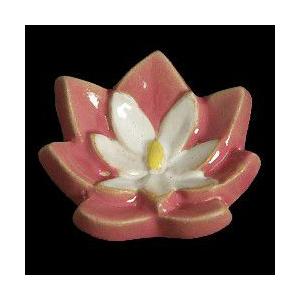 瀬戸赤津焼帯留め飾り　華畑シリーズ　瀬戸物　陶器　すいれん　エンジ白色　日本製　通常の帯〆でも使用可能な幅広金具使用