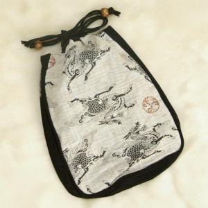ゆかた巾着　男性用 信玄袋 合切袋 オフホワイト 麒麟柄　綿素材 マチありタイプ