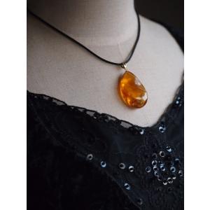 ★天然コハク/琥珀　虫入り明るめ色ペンダントヘッド１８K■バルト海新品
