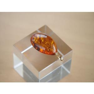 ★天然コハク/琥珀　ティアドロップ型/涙型　艶のあるコハク色　ペンダントヘッド　30×20ｍｍ　厚み...