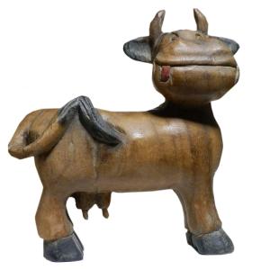 木彫り　アジアン雑貨　舌出し牛さんの木彫り1｜e-bingo