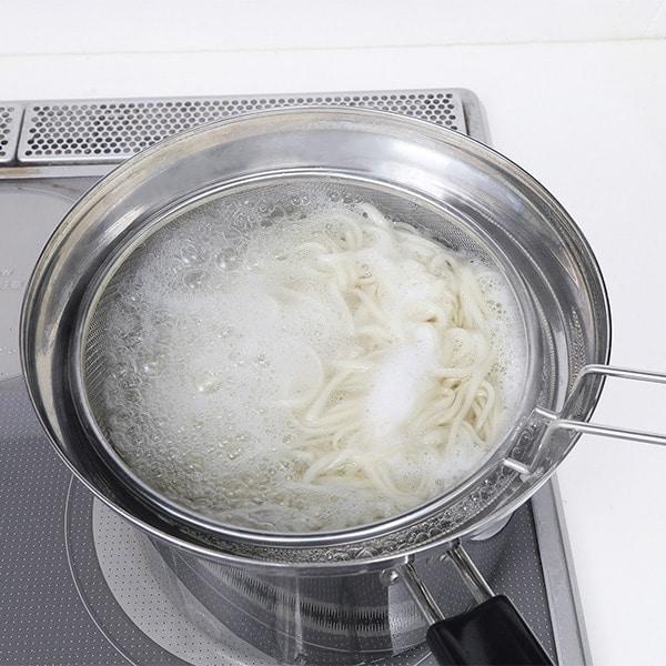 吹きこぼれにくいザル付深型片手鍋(トング付)