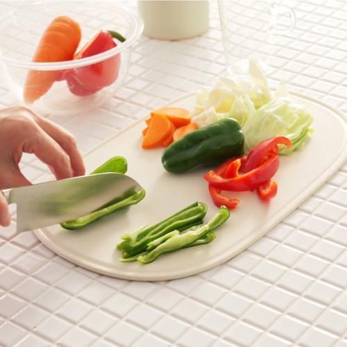 伊原企販(iharakihan) OVAL ソフトまな板 Medium アイボリー 軽い 日本製 楕...