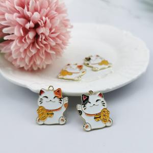 【即納】招き猫 イニシャル チャーム パーツ 金具 パーツ ピアス パーツ アクセサリー ゴールド カン付 DIY材料 手作素材 1ペア【2ケ】21*27mm