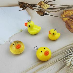 小鴨 アヒル イエロー 樹脂 イニシャル チャーム パーツ パーツ ピアス パーツ アクセサリー カン付  1ペア【2ケ】17*22mm