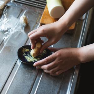 かもしか道具店 しょうがのおろし器 陶器 生姜おろし器 生姜おろし 萬古焼 薬味おろし 繊維が残らない 薬味入れ 宅配便指定商品の商品画像