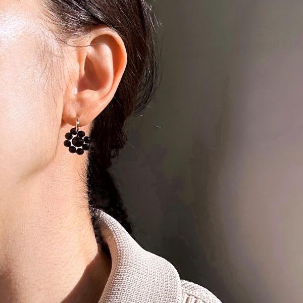 ブラックオニキスフラワーサージカルステンレスピアス　2024年春夏新作 ハンドメイドアクセサリー　天...