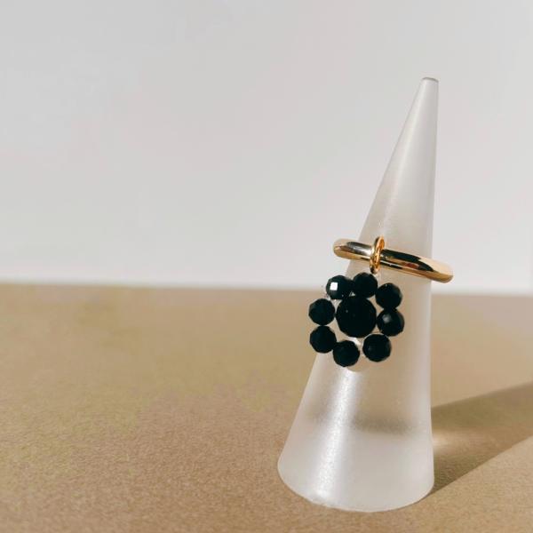 ブラックオニキスフラワーサージカルステンレスイヤーカフ　2024年春夏新作 ハンドメイドアクセサリー...