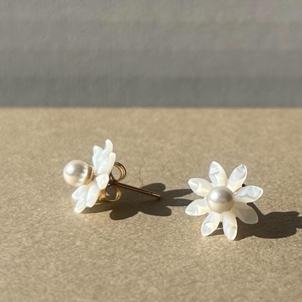 2Way貝パールマーガレットステンレスフックピアス[ゴールドカラー]　2024年秋冬新作　アレルギー...