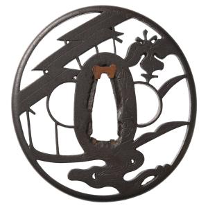 敬逢 秀逸 刀装具 銘 于英子 包教製 山水人物図透鐔 鉄地 竪丸形肉彫地