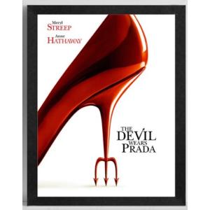 『プラダを着た悪魔』 The Devil Wears Prada 映画ポスター アートフレーム　壁掛け 額縁透明シート付 30X40cm