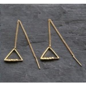 ピアス　モダン　ゴールド　三角　揺れる　かわいい　プレゼント　レディース