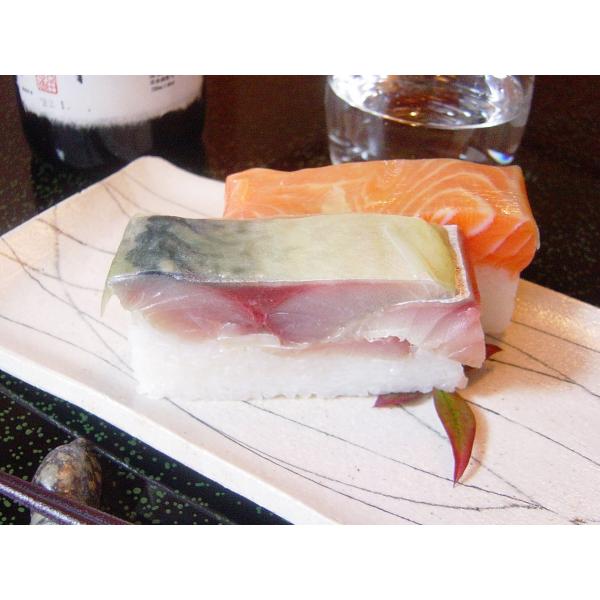 極厚！福井の生さばとサーモンの半分ずっこ(漬け醤油味)：福井一、鯖を扱う料理店の押し寿司