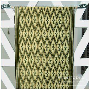 アジアン雑貨 ダイヤ型の模様が入った手織りのイカット