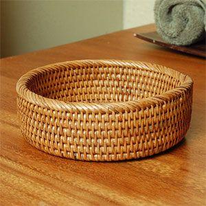 ラタンで編まれた丸い小物入れバスケット アジア工房 10689