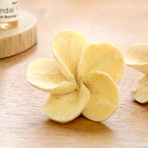 プルメリアの花びらをモチーフにした木製アロマフラワー Cタイプ アジア工房 11600