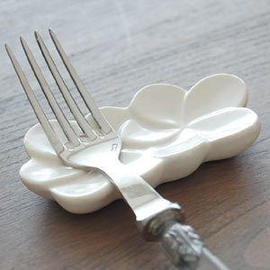 アジアン雑貨 プルメリアの花をモチーフにした陶器のお箸置き フラット-２輪タイプ ホワイト アジア工...