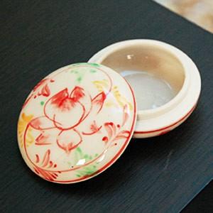 手描きの絵柄の陶器で出来た丸型フタ付き小物入れ アジア工房 vn50335