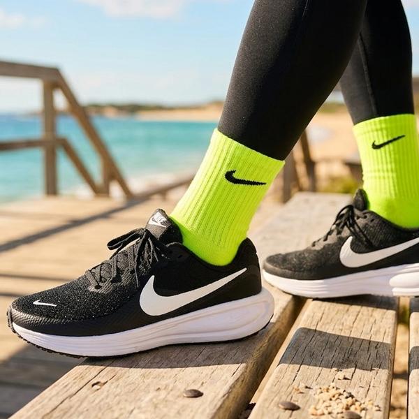 ナイキ 幅広 スニーカー ランニングシューズ メンズ NIKE レボリューション 8 ワイド ランニ...