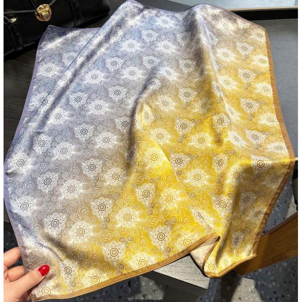 送料無料 エレガントなプリント柄入り100％シルクプチスカーフ　04478
