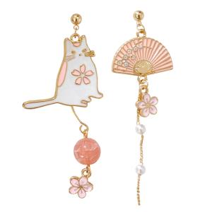 送料無料 レーディス 揺れる 可愛い 白猫と和扇子の桜 アシンメトリーデザイン ピアス 　e01101