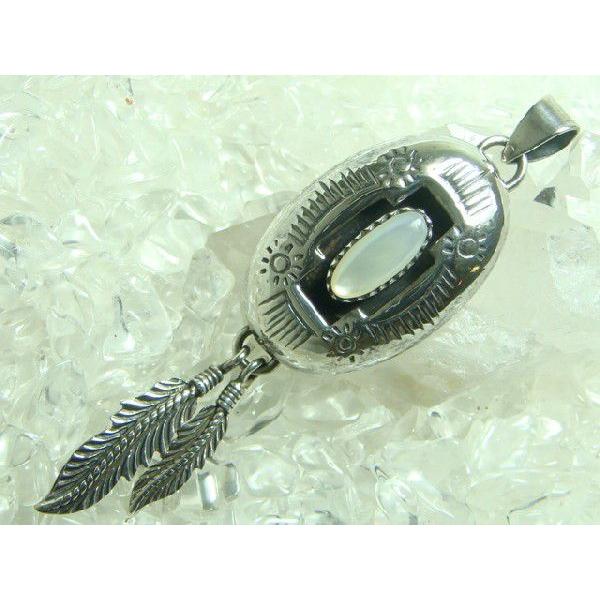 ネイティブ系ペンダントトップ　ホワイトシェル＆Wフェザー　シルバー925