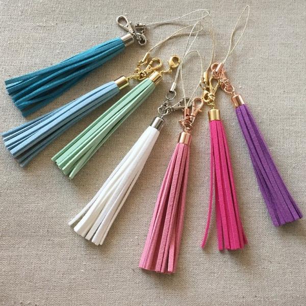 【メール便発送可◯】タッセル チャーム バッグチャーム フェイクスエード スマホケース 携帯ストラッ...