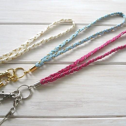 【メール便発送可◯】スマホ ストラップ 手首 フェイクスエード 三つ編み ボールチェーン ハンドスト...