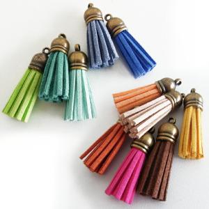 在庫限り!スエードタッセルチャーム ペンダント 銅古美ヘッド【ゆうパケット対応】