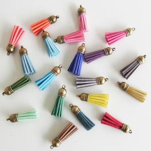 在庫限り!スエードタッセルチャーム ペンダント 全20色 銅古美ヘッド【ゆうパケット対応】