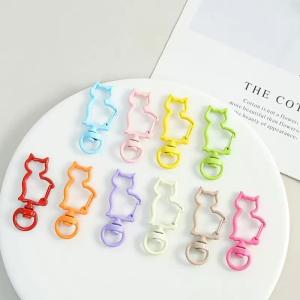 カラフル 猫型カラビナ 回転カン付き 1個 全10色 DIYパーツ 手芸 基礎金具 ハンドメイド カラビナ 金属製 シンプル パーツ 多用途 アクセサリー 鍵 金具