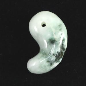 糸魚川翡翠 ヒスイ 小滝産 薄青 19mm勾玉 ペンダントトップ