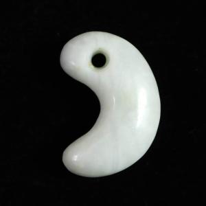 糸魚川翡翠 ヒスイ 小滝産 白 22mm勾玉 ディレクトリカード付 4.0g