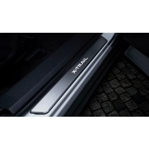 エクストレイル X-TRAIL T33 ：純正 イルミキッキングプレート（電池式 LED 白色発光）
