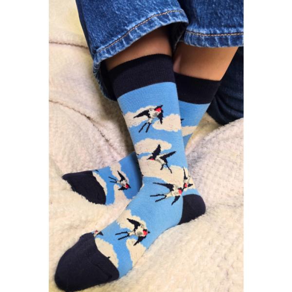 北欧エストニアのユニーク柄ソックス ソキサフテル Sokisahtel ツバメが舞う、上質メリノウー...