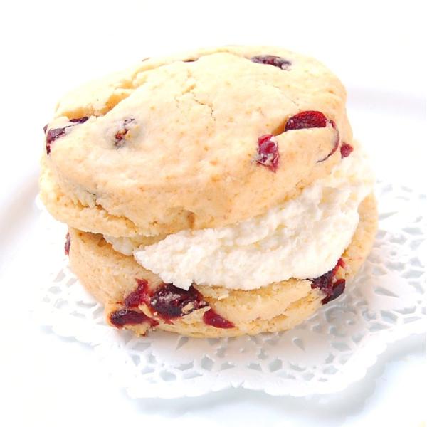 スコーンクリームサンド クランベリーヨーグルト