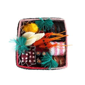 お正月飾り ちりめん細工 おせち 四角（1個） : てづくり 手芸