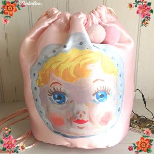 ナタリー・レテ ドローストリング・バッグ チャーミー・ピンク　ブロンド・ピンク・チャーミーちゃんの巾着バッグ