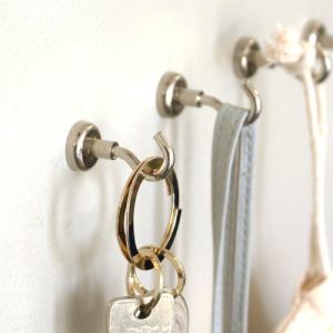 ＼11/9はポイント10倍／ とみおかクリーニング マグネットフック 5個セット 強力 5kg ネジウム磁石 フック 掛ける収納 壁面収納 強力マグネット 巾着入り