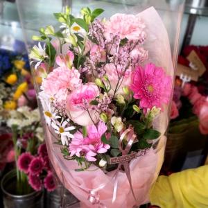 ピンクのおまかせ花束 送料無料|華やかで可愛い...の詳細画像2