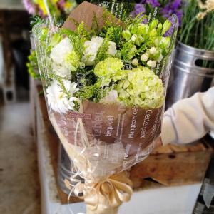 白いおまかせ花束 送料無料|白グリーン系ロング...の詳細画像1