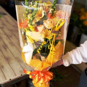 花 花束  送料無料 おまかせの黄色オレンジ系花束 誕生日プレゼント 誕生日プレゼント 記念日 送別...