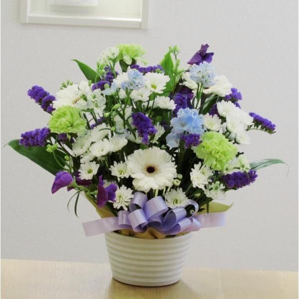 お供えのフラワーアレンジメント そのまま飾れる 送料無料 お供え 花 紫 生花 お盆 お彼岸 法事 ...