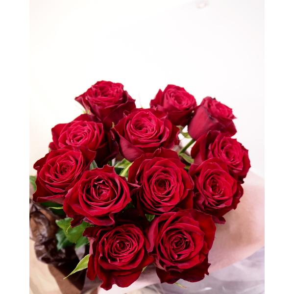 12本の赤いバラ「ダズンローズ」