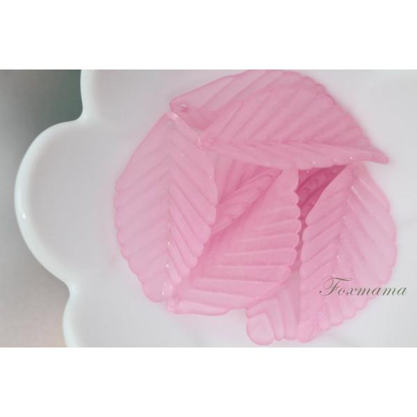 アクリルビーズパーツ 10個 葉っぱ 35mm アクリル 薄紫 (BLF35KFMBB00)