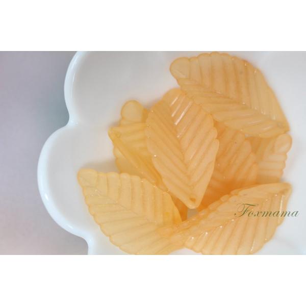 アクリルビーズパーツ 10個 葉っぱ 35mm アクリル 薄オレンジ (BLF35KFOBB00)