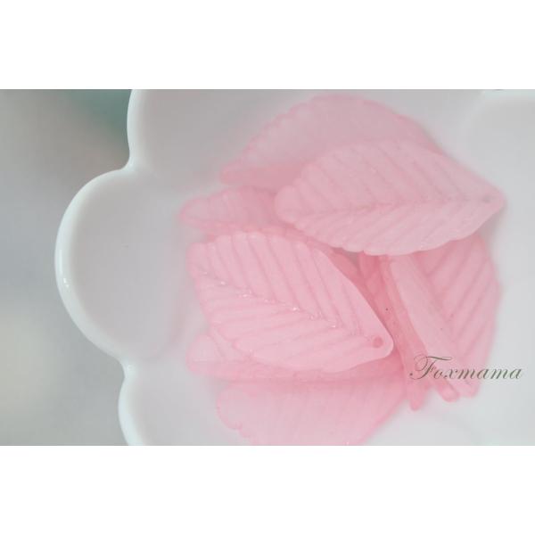 アクリルビーズパーツ 10個 葉っぱ 35mm アクリル 薄ピンク (BLF35KFPBB00)